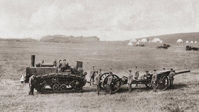 Een rupswiel-tractiemotor die een Brits zwaar kanon trekt tijdens de Eerste Wereldoorlog, uit 